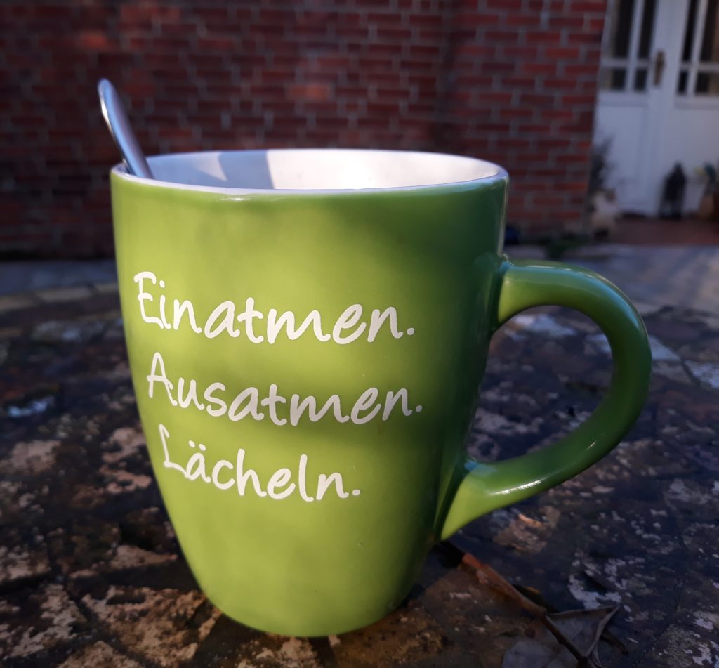 Teetasse und lächeln